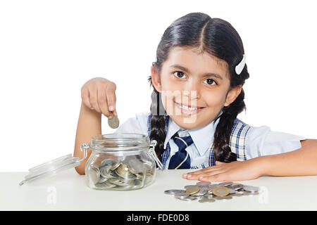 1 personne seule fille tirelire des pièces pour enfants de l'école d'économie roupies smiling student Banque D'Images