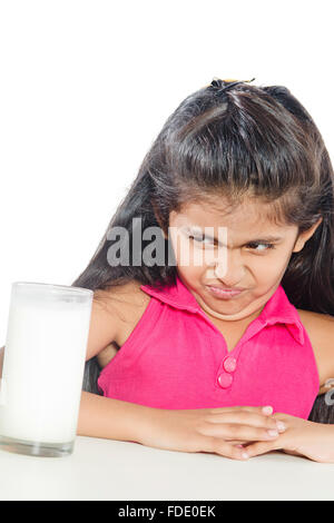 Seulement 1 personne enfant fille potable boissons consciente de la santé lait rafraîchissant pour enfants Banque D'Images