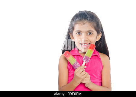 1 personne seule fille manger de délicieuses glaces cupidité kid montrant smiling standing Banque D'Images