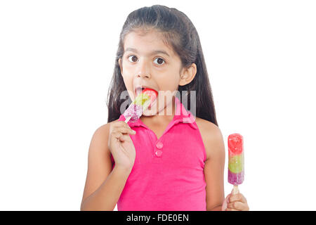 1 personne seule fille manger délicieux froid ice cream kid saison été tentation Banque D'Images