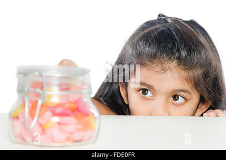 1 personne seule malhonnêteté candy girl kid ramasser des bonbons à la furtivité tentation Banque D'Images