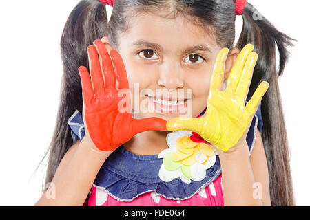 1 personne seule fille kid méfait palm peinture jaune rouge montrant smiling Banque D'Images