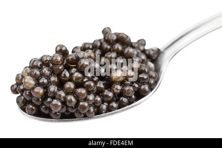 Cuillère en métal avec le caviar d'esturgeon noir isolé sur fond blanc Banque D'Images