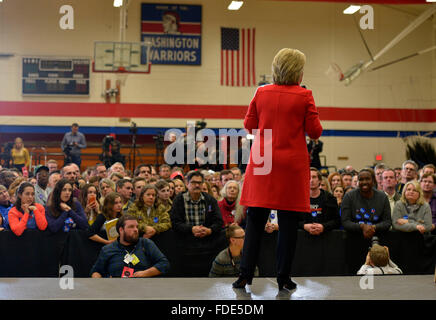 En Iowa, États-Unis. Jan 30, 2016. Le candidat démocrate, Hillary Clinton, prend la parole à un rassemblement à Washington High School à Cedar Rapids, Iowa, États-Unis, le 30 janvier 2016. © Yin Bogu/Xinhua/Alamy Live News Banque D'Images