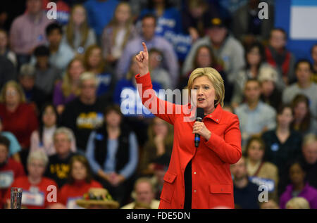 En Iowa, États-Unis. Jan 30, 2016. Le candidat démocrate, Hillary Clinton, prend la parole à un rassemblement à Washington High School à Cedar Rapids, Iowa, États-Unis, le 30 janvier 2016. © Yin Bogu/Xinhua/Alamy Live News Banque D'Images