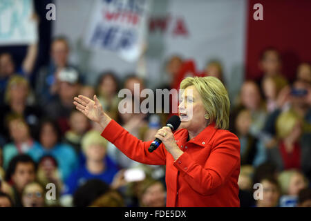 En Iowa, États-Unis. Jan 30, 2016. Le candidat démocrate, Hillary Clinton, prend la parole à un rassemblement à Washington High School à Cedar Rapids, Iowa, États-Unis, le 30 janvier 2016. © Yin Bogu/Xinhua/Alamy Live News Banque D'Images