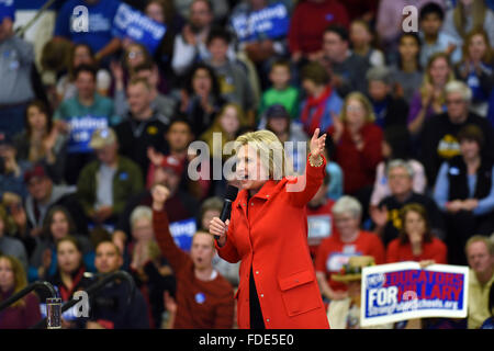 En Iowa, États-Unis. Jan 30, 2016. Le candidat démocrate, Hillary Clinton, prend la parole à un rassemblement à Washington High School à Cedar Rapids, Iowa, États-Unis, le 30 janvier 2016. © Yin Bogu/Xinhua/Alamy Live News Banque D'Images