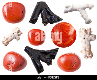 Ensemble de pierres naturelles - pierres ornementales et des morceaux de corail isolé sur fond blanc Banque D'Images