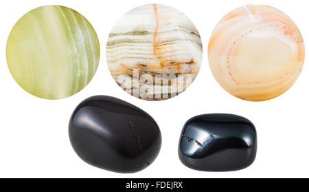 Ensemble de pierres minérales naturelles - tumbled black onyx et perles onyx marbre pierres minérales naturelles isolated on white background Banque D'Images