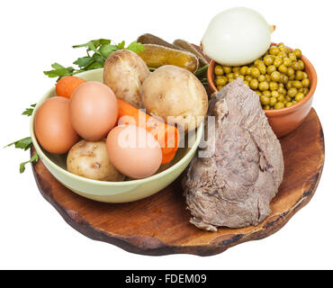 Ingrédients pour salade russe la cuisson sur planche de bois isolé sur fond blanc Banque D'Images