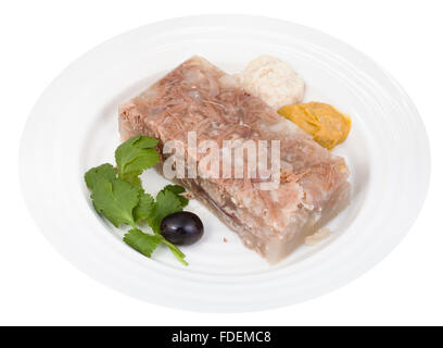 Pièce de boeuf en gelée d'assaisonnements sur plaque blanche isolé sur fond blanc Banque D'Images