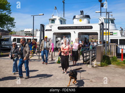 Helsinki, Finlande - le 13 juin 2015 : les touristes descendent de l'Suokki navire à l'embarcadère. Ce ferry voyages de Helsinki à Suomen Banque D'Images