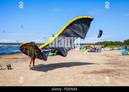 Sosnovy Bor, Russie - le 19 juillet 2015 : kitesurf sur la plage de préparer l'équipement de sport pour l'équitation. Golfe de Finlande Banque D'Images