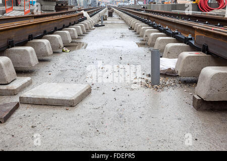 Un tramway récemment construit au milieu de la route Banque D'Images