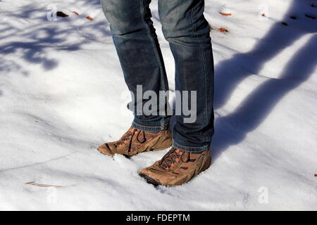 Avec les bottes de marche dans la neige Banque D'Images