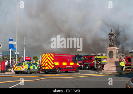 Participation à des services d'urgence l'incendie sur la jetée d''Eastbourne avec deux membres du personnel de garde-côtes à l'avant-plan Banque D'Images