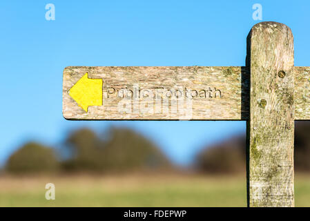 Sentier Public signer contre une scène rurale de flou artistique y compris auburn et ciel bleu clair. Banque D'Images