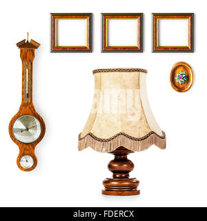 Lampe de table vintage, baromètre et les petites montures. Collection d'objets d'intérieur isolé sur fond blanc. Éléments de conception Banque D'Images