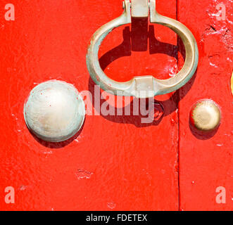 En Italie porte ancienne en bois et la texture ancian traditionnel clou Banque D'Images