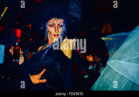 Paris, France, Portrait d'homme, travesti in French gay Bar, 'le Bar' la nuit, travestie, travestie, travestie, nuit Banque D'Images