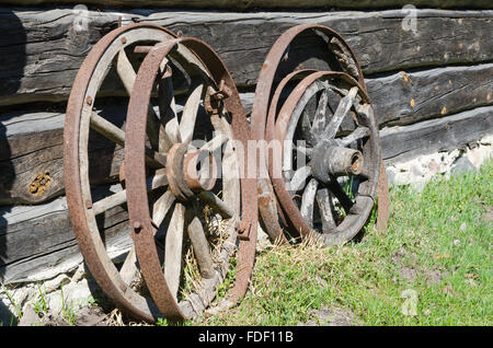 Vieille roue de charrettes dans la campagne Banque D'Images