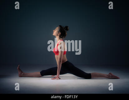 Les femmes pratiquant le Yoga Banque D'Images