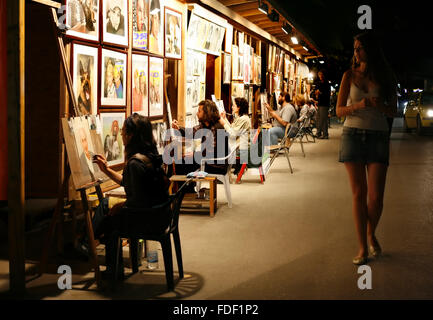 Les artistes ne s'portraits dans la rue nuit sable d'or. Bulgarie Banque D'Images