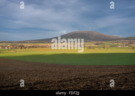 Mont Sleza,ciel dramatique et champs environnants au début du printemps La Basse Silésie Banque D'Images