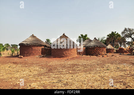 Brique ronde abris près de grottes de Nok au Togo en Afrique de l'Ouest rural Banque D'Images