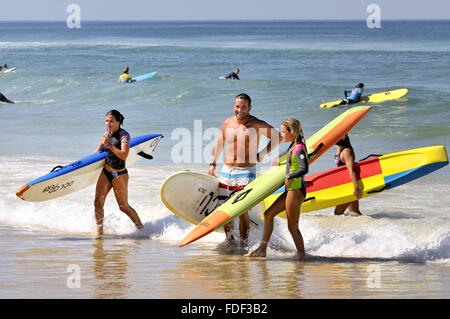 Les surfeurs. Biscarrosse Plage, Landes, Aquitaine, sud-ouest de la France. Banque D'Images