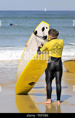 Les surfeurs. Biscarrosse Plage, Landes, Aquitaine, sud-ouest de la France. Banque D'Images