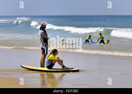 Les surfeurs. Biscarrosse Plage, Landes, Aquitaine, sud-ouest de la France. Banque D'Images