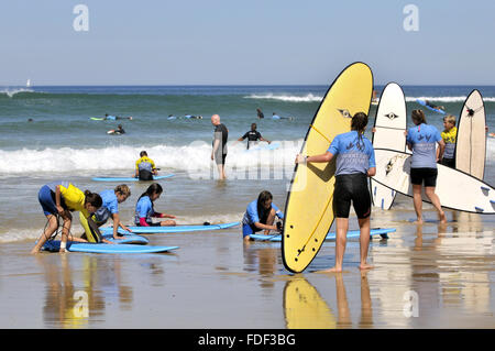 Les surfeurs. Biscarrosse Plage, Landes, Aquitaine, sud-ouest de la France. Banque D'Images