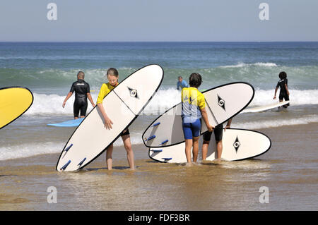 Les surfeurs. Biscarrosse Plage, Landes, Aquitaine, sud-ouest de la France. Banque D'Images