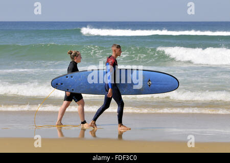 Les surfeurs. Biscarrosse Plage, Landes, Aquitaine, sud-ouest de la France. Banque D'Images