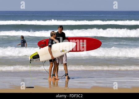 Les surfeurs. Biscarrosse Plage, Landes, Aquitaine, sud-ouest de la France. Banque D'Images