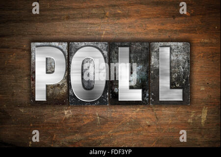 Le mot 'POLL' écrit en metal vintage type typographique sur un fond de bois vieilli. Banque D'Images