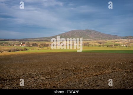 Mont Sleza,ciel dramatique et champs environnants au début du printemps La Basse Silésie Banque D'Images