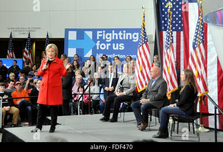 Ames, Iowa, USA. Jan 30, 2016. Le candidat démocrate Hillary Clinton parle aux partisans lors d'un événement de campagne de l'Université d'Iowa Howe Hall à Ames, Iowa, USA, 30 janvier 2016. Droit à sa fille enceinte Chelsea. Le premier d'une série de concours interne à un parti pour déterminer les candidats du parti se tiendra dans le centre de l'état de l'Iowa le 01 février. Photo : Michael Donhauser/dpa/Alamy Live News Banque D'Images