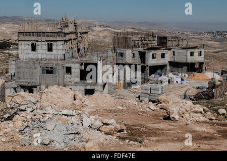 Maalé Adoumim, Israël. 31 janvier, 2016. Les travailleurs de la construction de bâtiments résidentiels sur du travail instituant la Nofei Adumim quartier, une extension à Maalé Adoumim en Cisjordanie, à l'Est de Jérusalem, donnant sur les collines de Judée et la vallée du Jourdain. L'ambassadeur américain Dan Shapiro a déclaré que "ce gouvernement et des précédents gouvernements israéliens ont exprimé à plusieurs reprises leur soutien à un règlement négocié qui impliquerait la reconnaissance mutuelle et la séparation. Pourtant, la séparation sera de plus en plus difficile si Israël continue d'étendre les colonies de peuplement". Credit : Alon Nir/Alamy Live News Banque D'Images