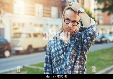 Portrait de Cool Blondie, portant une chemise bleue et lunettes. Vie Ville Banque D'Images