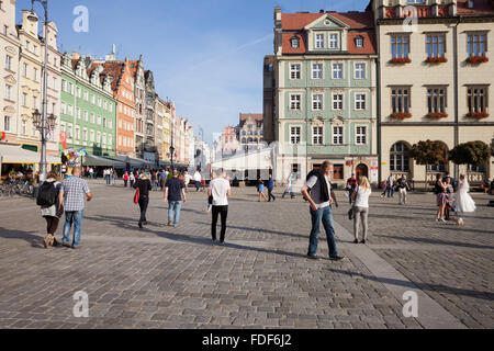 La Pologne, la ville de Wroclaw, les maisons et les gens sur la place de la Vieille Ville Banque D'Images