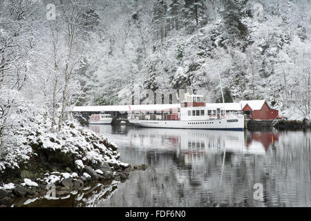 Steamship Sir Walter Scott amarré au Loch Katrine, Perthshire, les Trossachs, l'Écosse, au milieu de l'hiver. Banque D'Images