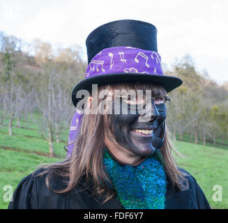 Newcastle, Monmouthshire, UK. 30 janvier, 2016. Cérémonie païennes traditionnelles wassailing pour réveiller les pommiers pour une bonne récolte au County Cider Apple, Newcastle, Monmouthshire. Crédit : David Broadbent/Alamy Live News Banque D'Images