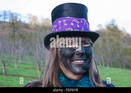 Newcastle, Monmouthshire, UK. 30 janvier, 2016. Cérémonie païennes traditionnelles wassailing pour réveiller les pommiers pour une bonne récolte au County Cider Apple, Newcastle, Monmouthshire. Crédit : David Broadbent/Alamy Live News Banque D'Images