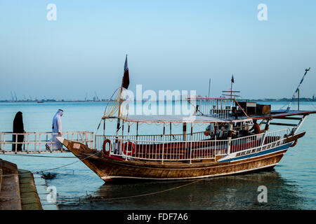 Un traditionnel Conseil Couple Qatari un dhow pour une croisière, Doha, Qatar Banque D'Images