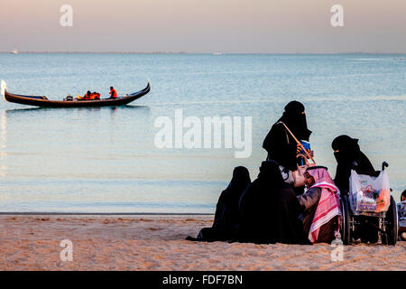 La population locale sur la plage, à l'Katara Cultural Village, Doha, Qatar Banque D'Images