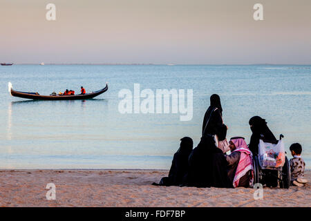 La population locale sur la plage, à l'Katara Cultural Village, Doha, Qatar Banque D'Images