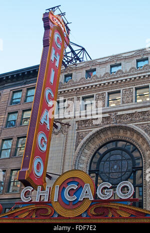 Chicago, USA : pancarte du Chicago Theatre, à l'origine connu comme le Balaban and Katz Chicago Theatre, vue sur rue North State construit en 1921 Banque D'Images