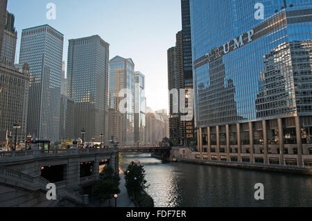 Chicago, Illinois, USA : canal Croisière sur la rivière Chicago, à la recherche jusqu'à la Trump Tower, le célèbre monument du nom de Donald Trump, gratte-ciel emblématique Banque D'Images